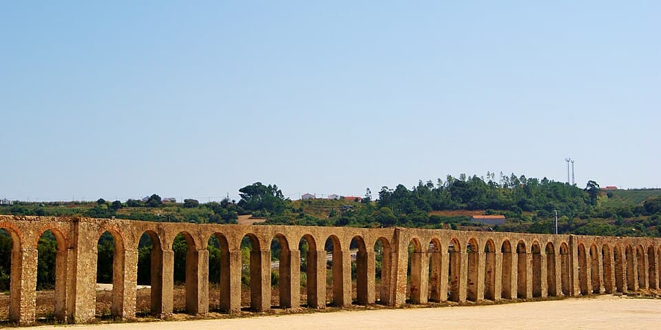 Arcaria do Aqueduto da Usseira na paisagem de Óbidos