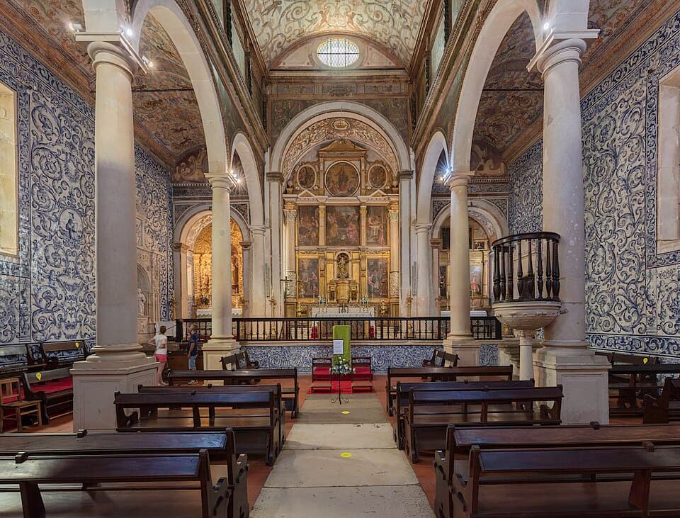 Nave, azulejos e altar-mor da Igreja de Santa Maria de Óbidos