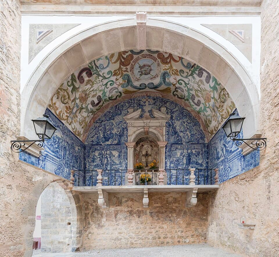 Capela azulejada no interior da Porta da Vila de Óbidos