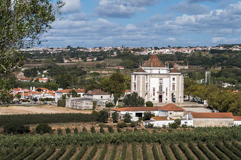 Santuário do Senhor Jesus da Pedra entre campos e casario