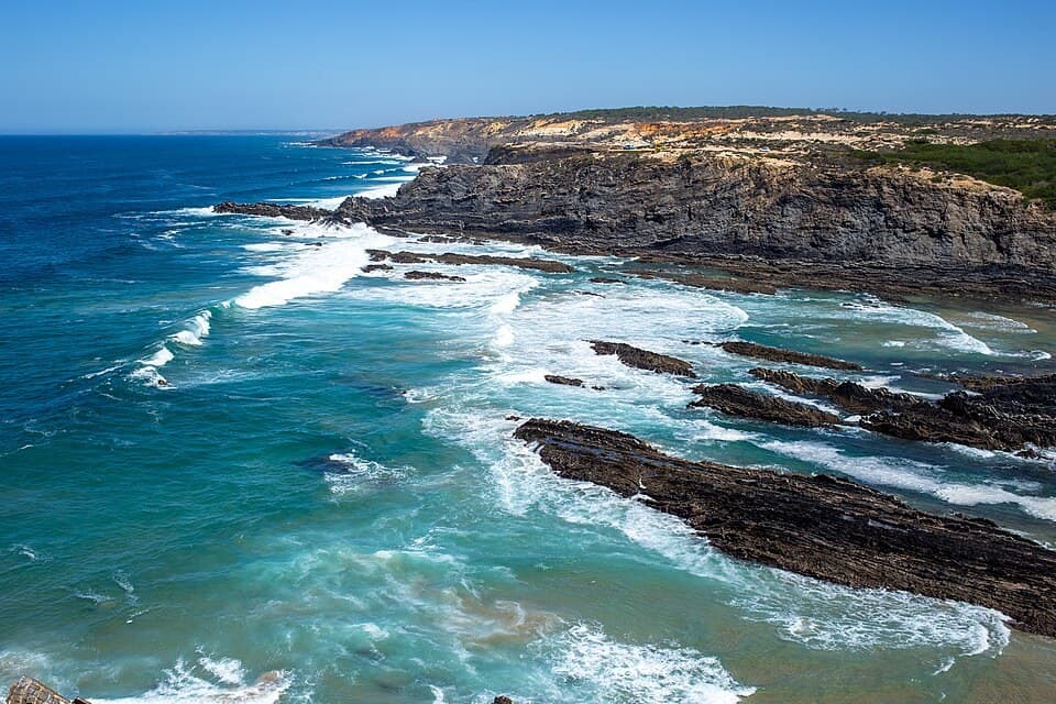 Arribas e oceano vistos para norte a partir do Cabo Sardão, em Odemira