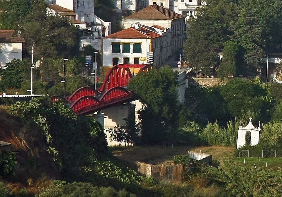 Ponte rodoviária vermelha sobre o rio Mira, na vila de Odemira