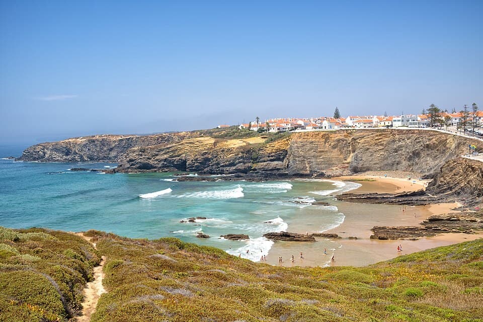 Praia e falésias da Zambujeira do Mar, no concelho de Odemira