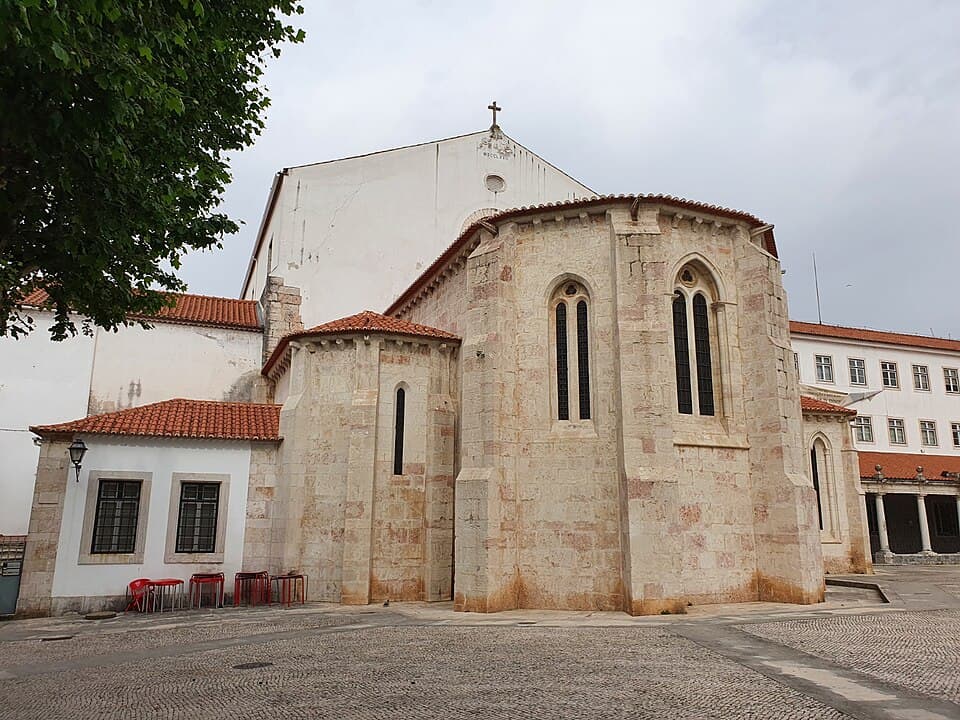 Cabeceira medieval em pedra do Mosteiro de São Dinis e São Bernardo em Odivelas