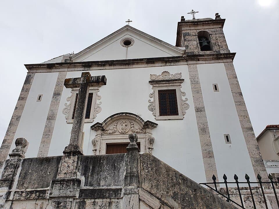 Fachada branca, cruz e torre sineira da Igreja Matriz de Odivelas