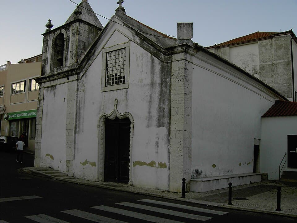 Fachada branca e torre sineira da Igreja da Póvoa de Santo Adrião