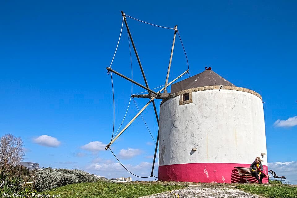 Moinho da Laureana em Famões com torre branca e armação das velas