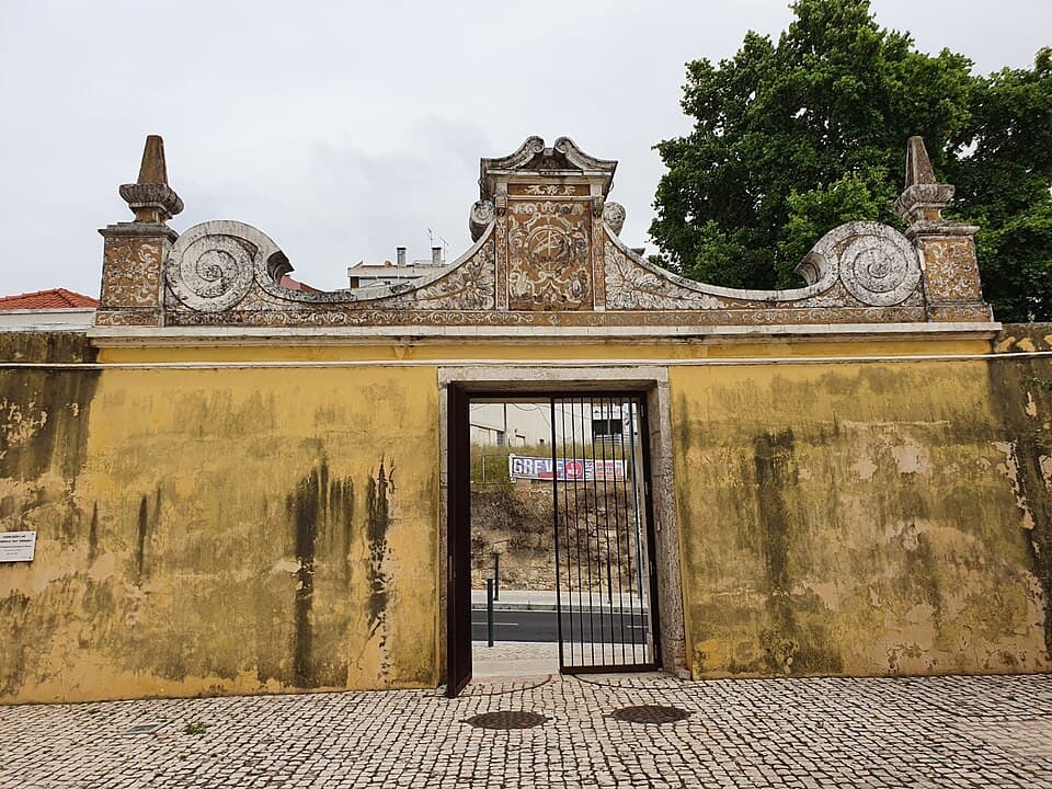 Portão ornamental amarelo da Quinta da Memória em Odivelas