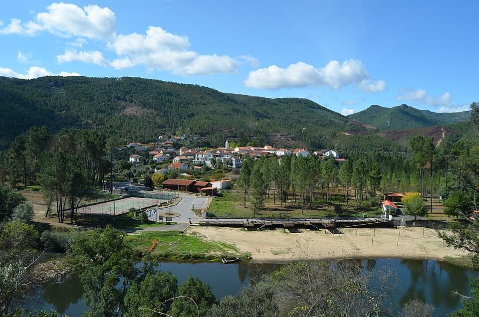 Vista sobre a vila de Oleiros, o vale e as encostas arborizadas
