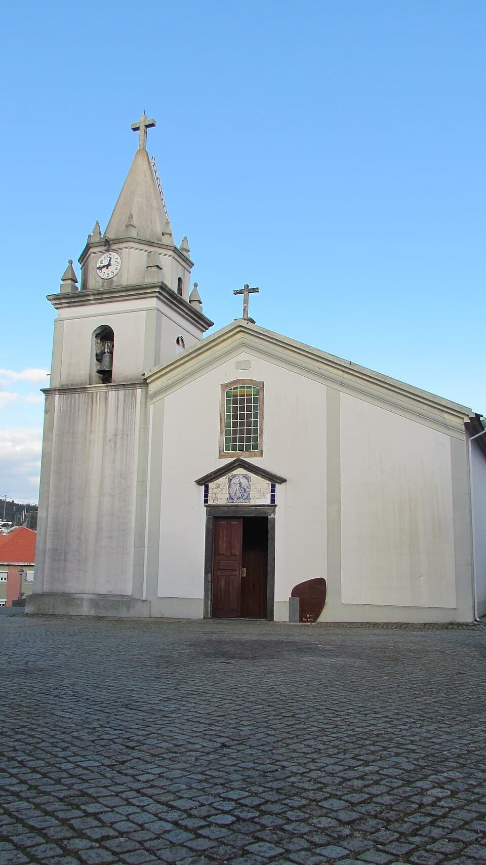 Fachada, torre sineira e cruzes da Igreja Matriz de Oleiros