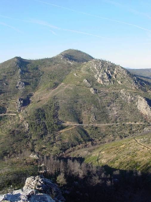 Cumes e escarpas rochosas da Serra do Moradal, no concelho de Oleiros