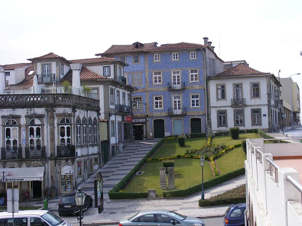 Casario e jardim no centro de Oliveira de Azeméis