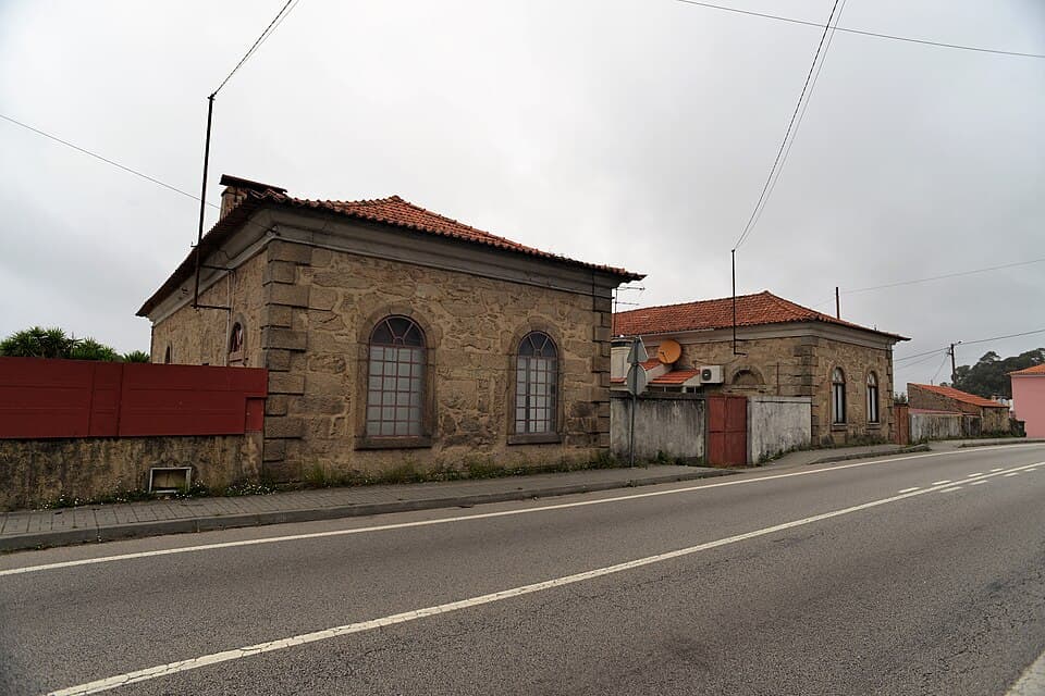 Edifício da antiga Estação da Mala-Posta do Curval, em Oliveira de Azeméis