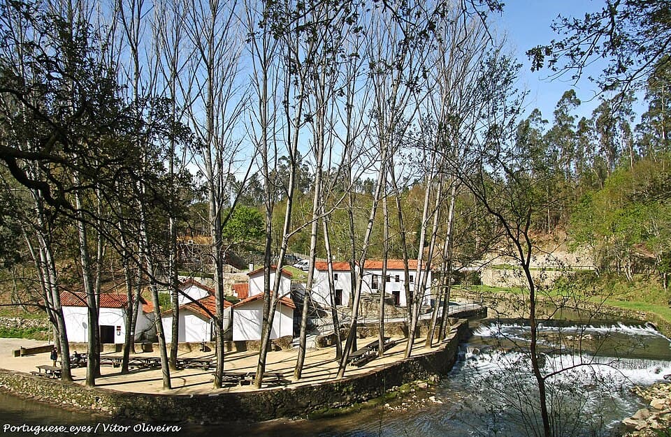 Moinhos e linha de água no Parque Temático Molinológico de Ul