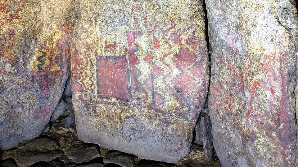 Pinturas pré-históricas nos esteios interiores da Anta Pintada de Antelas, Oliveira de Frades