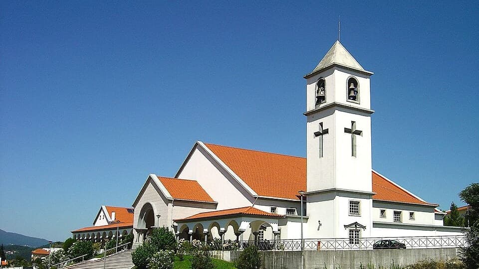 Edifício contemporâneo da Nova Igreja de Oliveira de Frades, com torre sineira