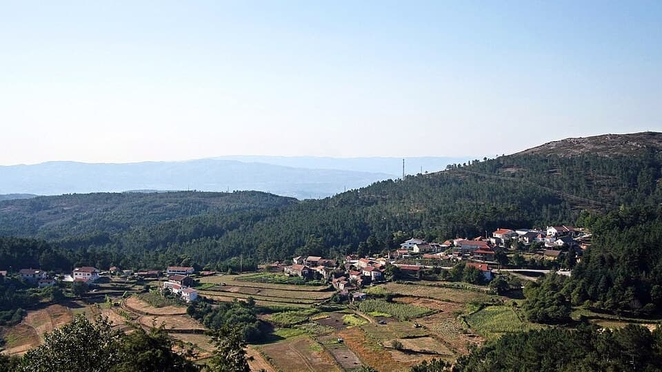 Vista da povoação de Monte Teso na encosta, Oliveira de Frades