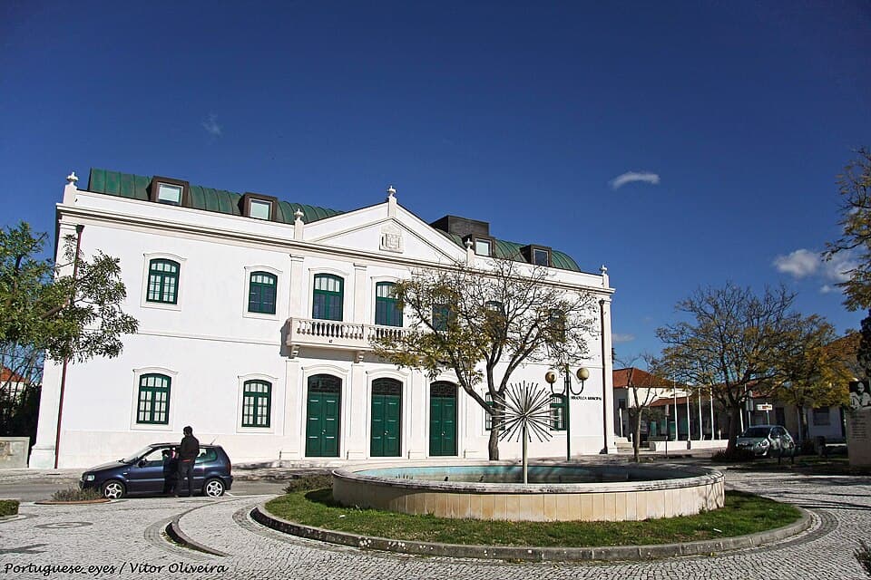 Fachada da Biblioteca Municipal de Oliveira do Bairro