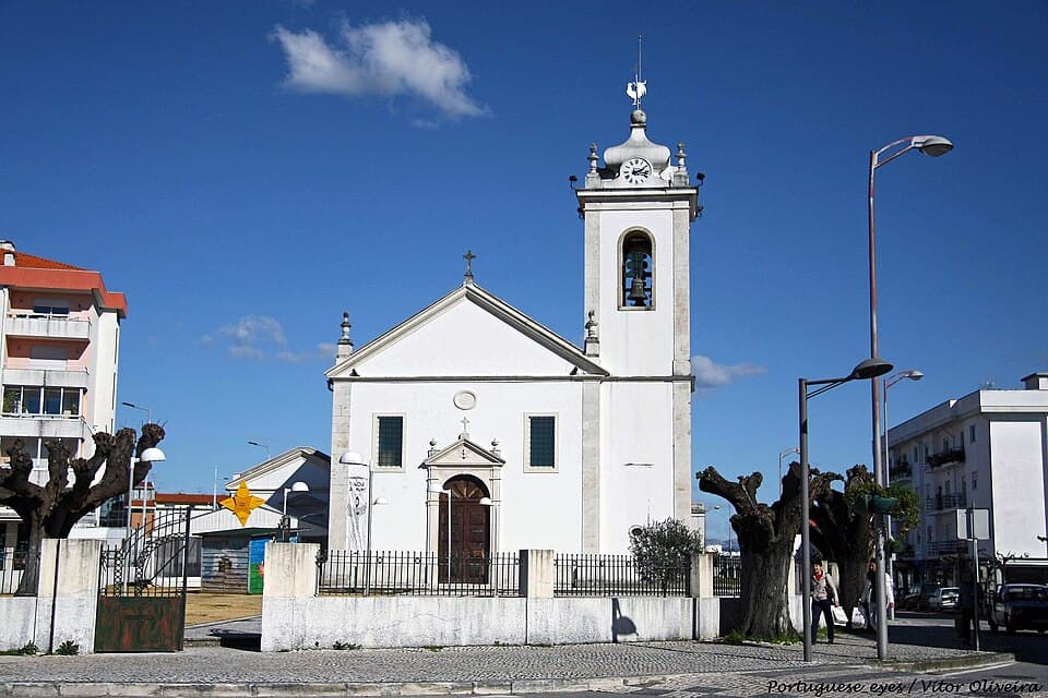 Igreja Matriz de Oliveira do Bairro sob céu azul