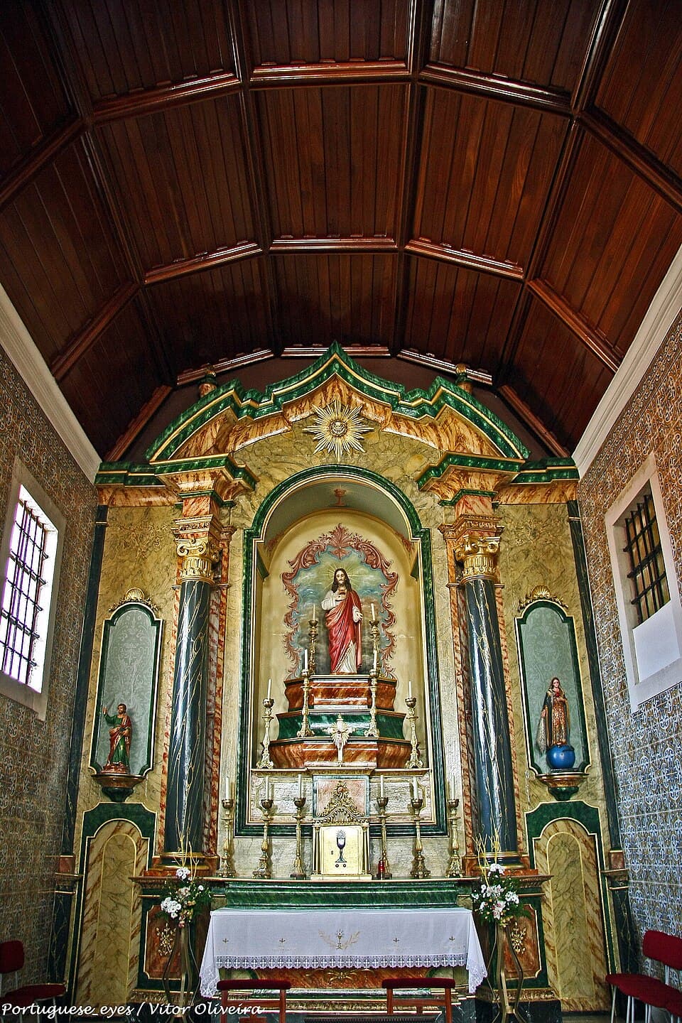 Altar e decoração interior da Igreja Matriz do Troviscal