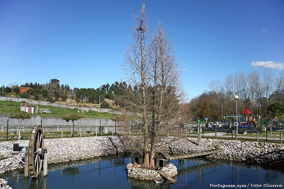 Lago, árvores e parque infantil no Parque do Rio Novo, na Mamarrosa