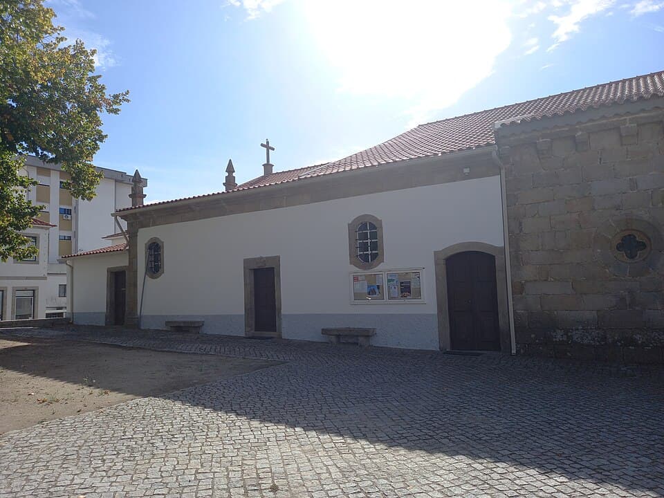 Fachada branca da Capela dos Ferreiros junto à igreja matriz