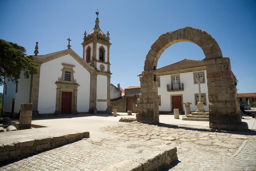 Arco romano, igreja e praça no conjunto arqueológico de Bobadela