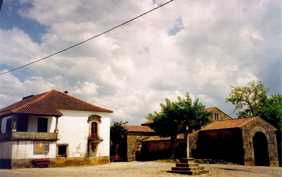 Igreja de São Pedro de Lourosa e edifícios do adro