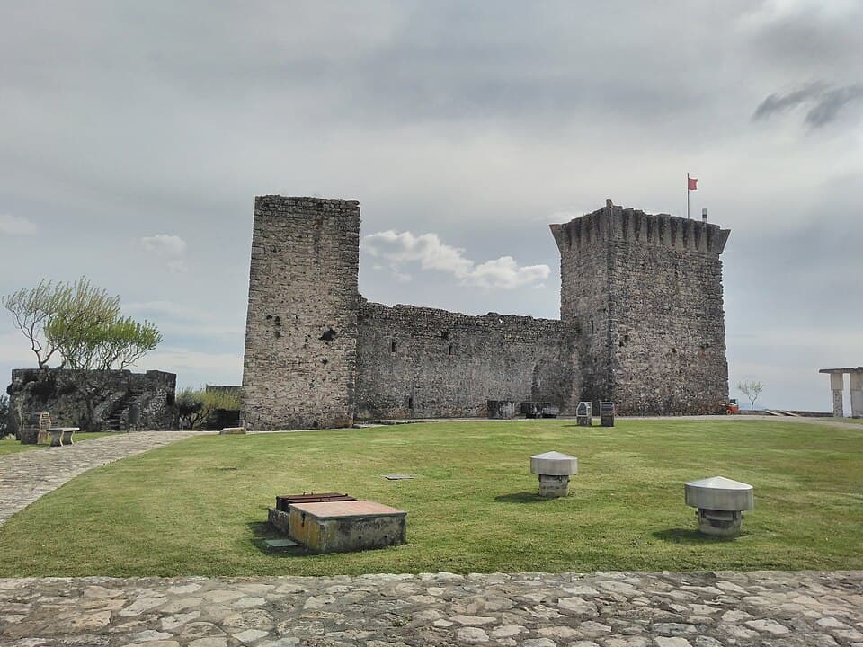 Torres e muralha da fortificação do Castelo de Ourém