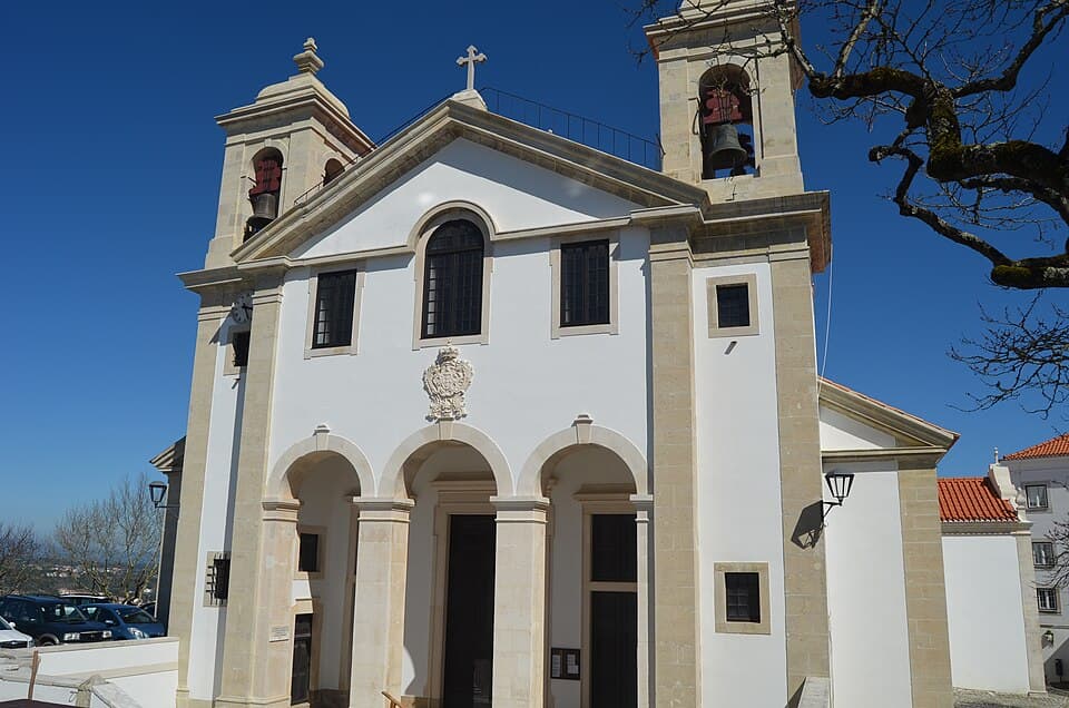 Fachada e torres da Igreja Colegiada de Ourém