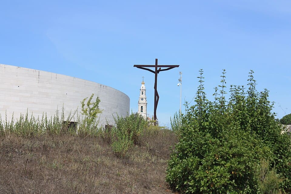 Cruz e torre do Santuário de Fátima, no concelho de Ourém