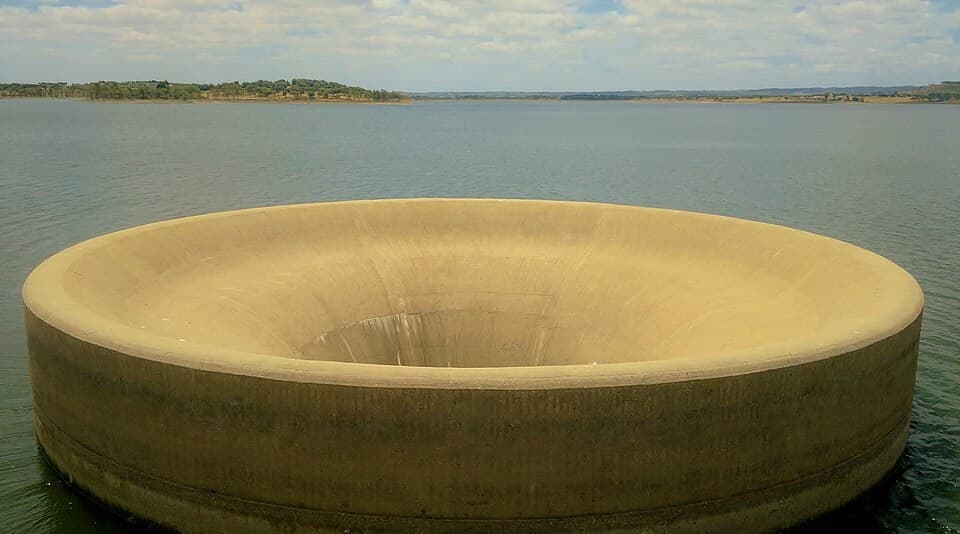 Descarregador circular e albufeira da Barragem do Monte da Rocha, em Ourique