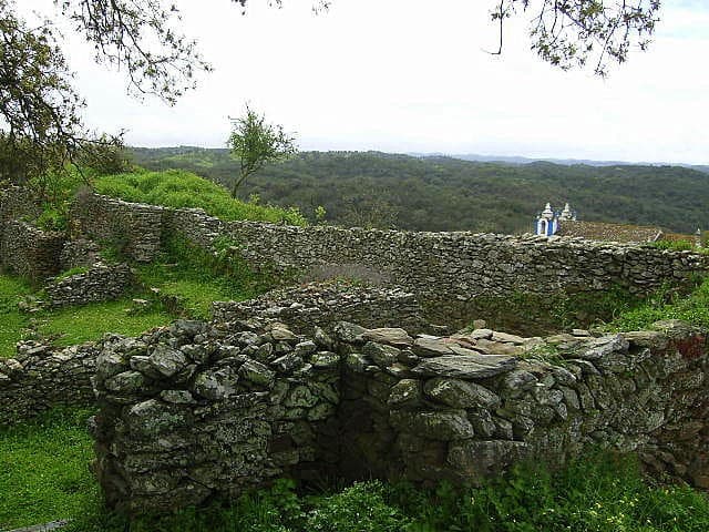 Estruturas de pedra do povoado fortificado do Castro da Cola, em Ourique