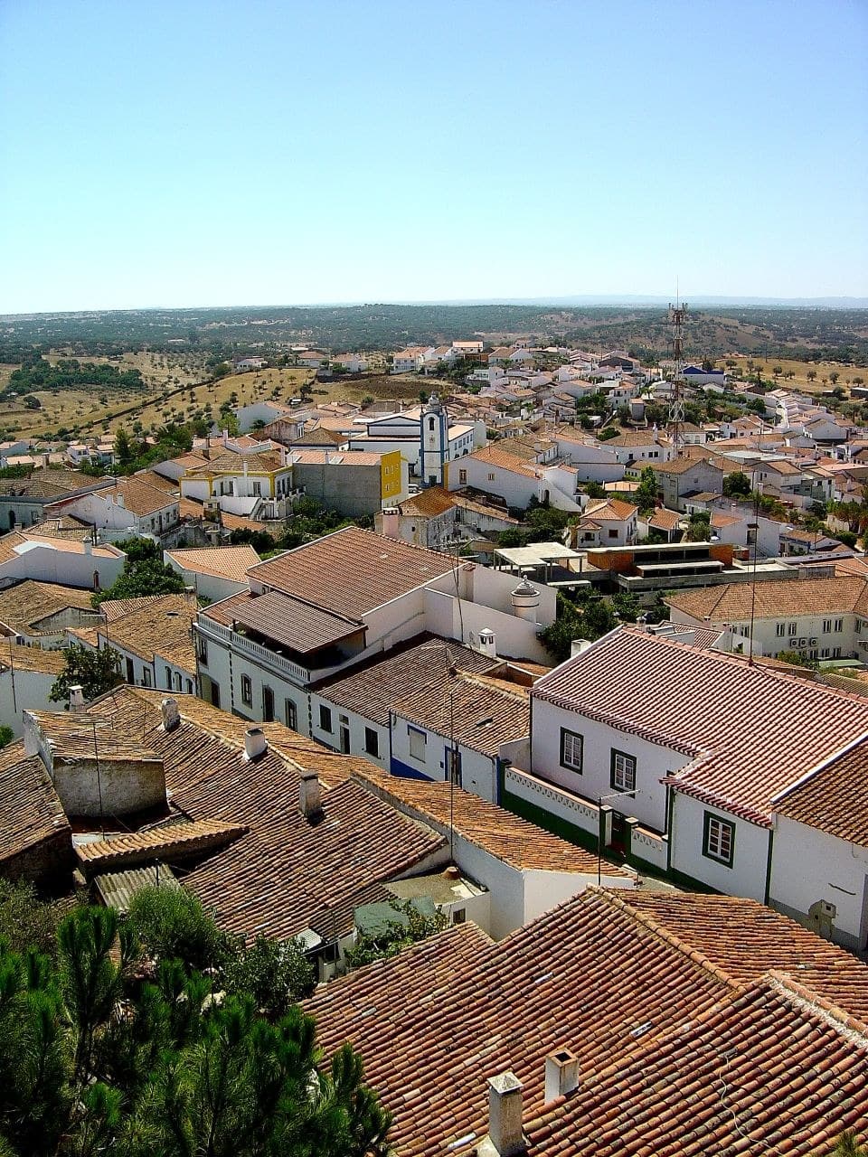 Vista sobre o casario branco e os telhados da vila de Ourique