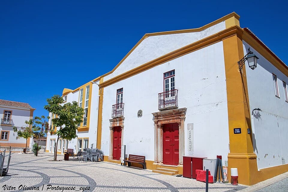 Fachada branca e ocre da antiga Igreja da Misericórdia de Ourique