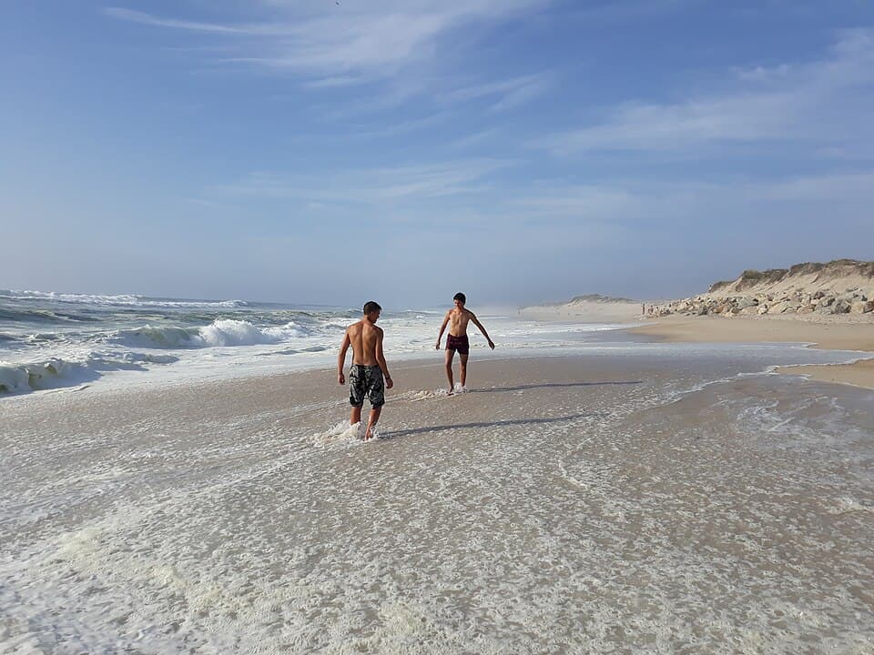 Ondas e dunas na Praia do Furadouro, em Ovar