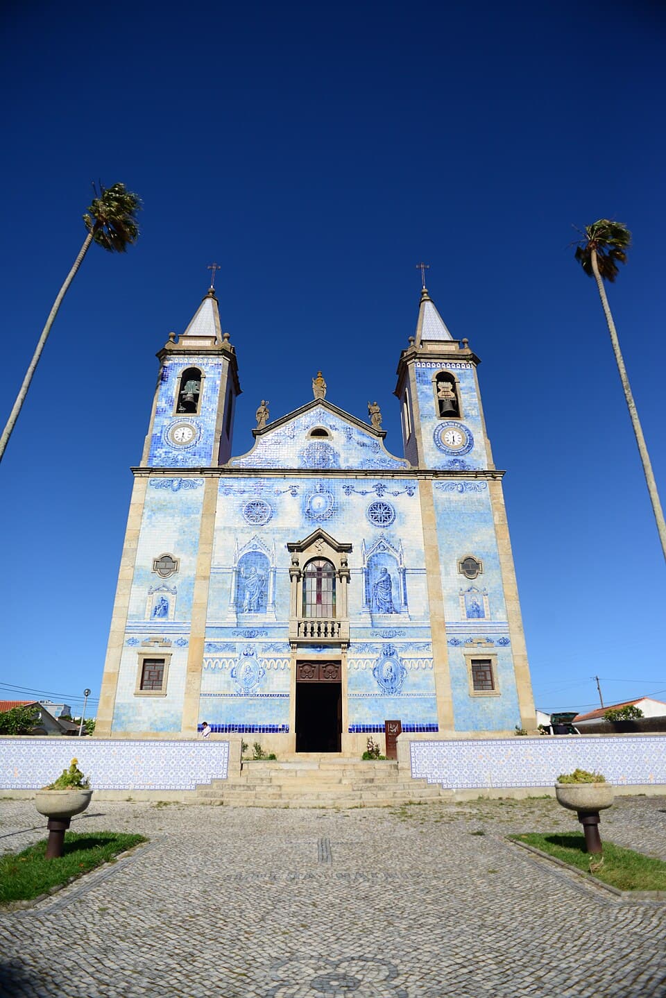 Fachada azulejada da Igreja de Santa Marinha de Cortegaça, em Ovar