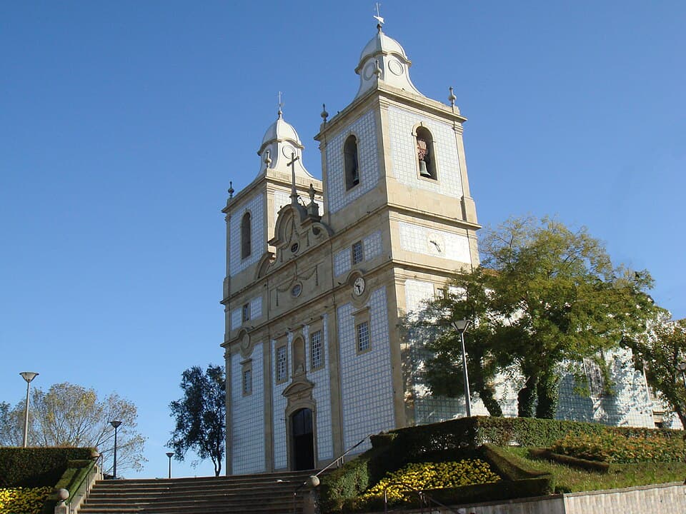 Fachada e torres da Igreja Matriz de Ovar