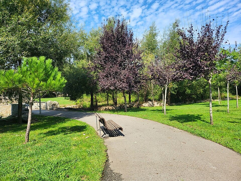 Caminho, árvores e bancos no Parque Urbano de Ovar