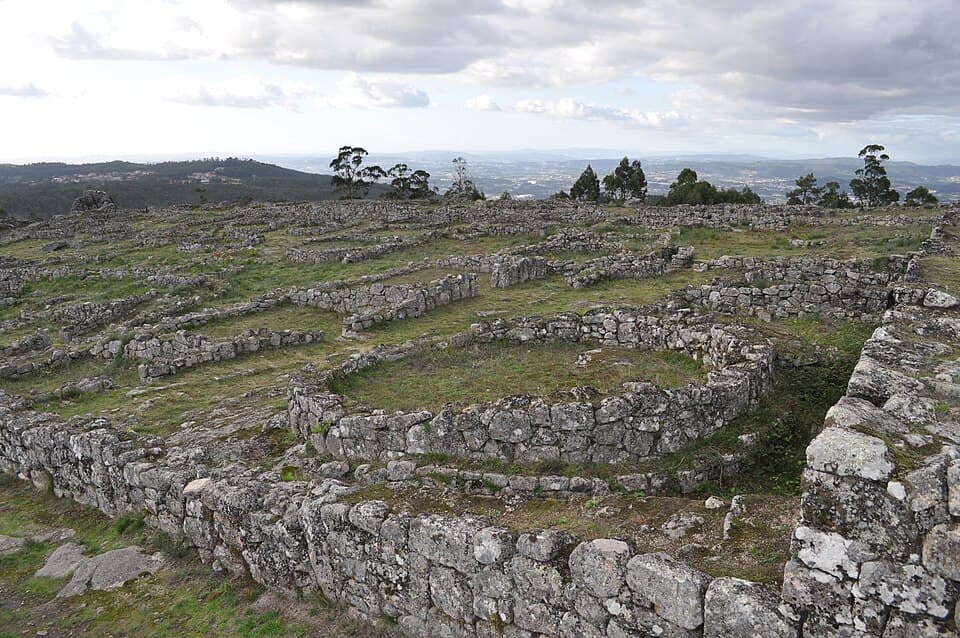 Estruturas de pedra da Citânia de Sanfins com a paisagem envolvente