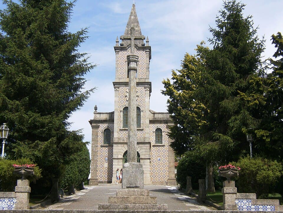 Fachada e torre da Igreja Matriz de Paços de Ferreira