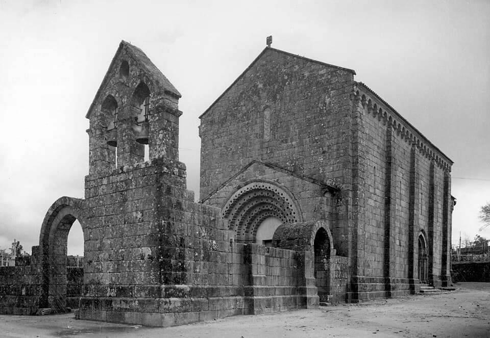 Fotografia histórica, de cerca de 1954, da igreja do Mosteiro de São Pedro de Ferreira