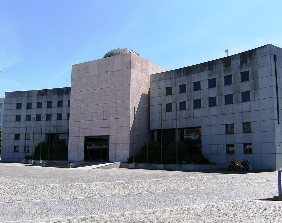 Fachada do edifício dos Paços do Concelho de Paços de Ferreira