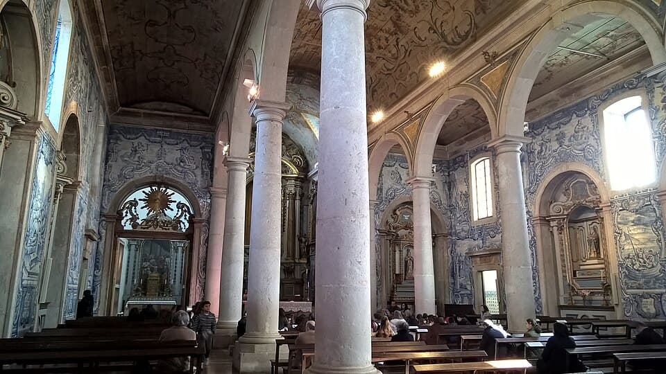 Nave e decoração interior da Igreja de São Pedro de Palmela