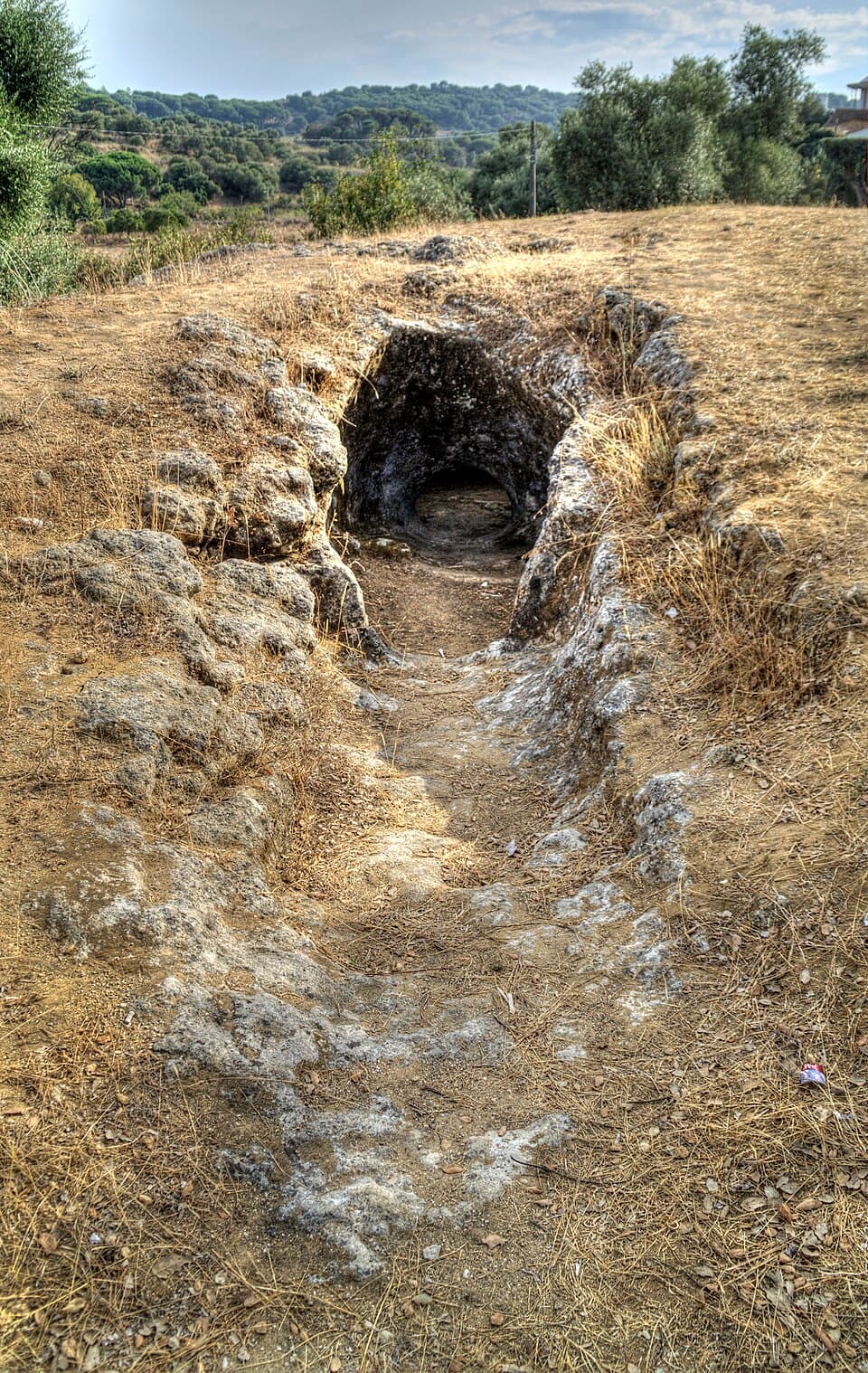 Entrada escavada do Hipogeu 2 da Quinta do Anjo em Palmela