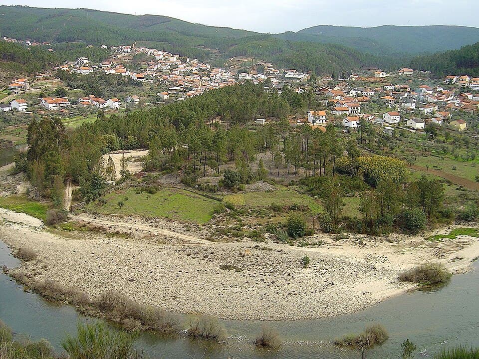 Rio Zêzere e aldeia de Dornelas do Zêzere sobre a encosta