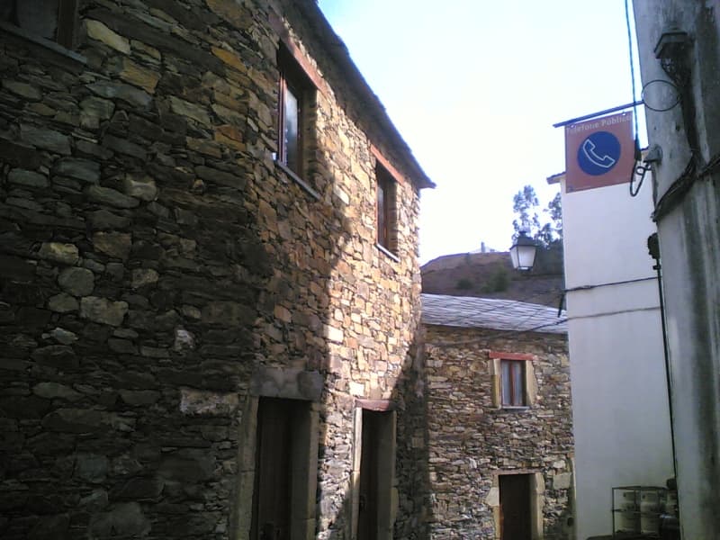 Casas de xisto numa rua estreita da aldeia de Fajão