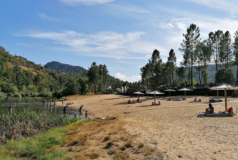 Praia fluvial de Janeiro de Baixo junto ao rio Zêzere