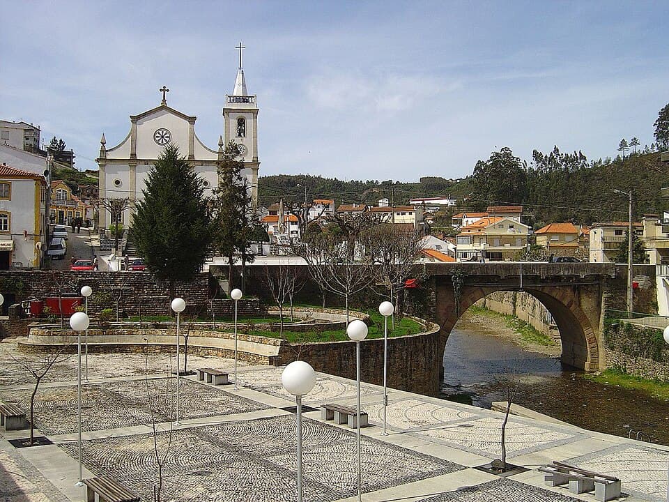 Igreja, ponte de pedra e praça no centro da vila de Pampilhosa da Serra