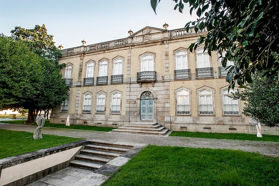 Fachada ajardinada da Casa da Cultura de Paredes